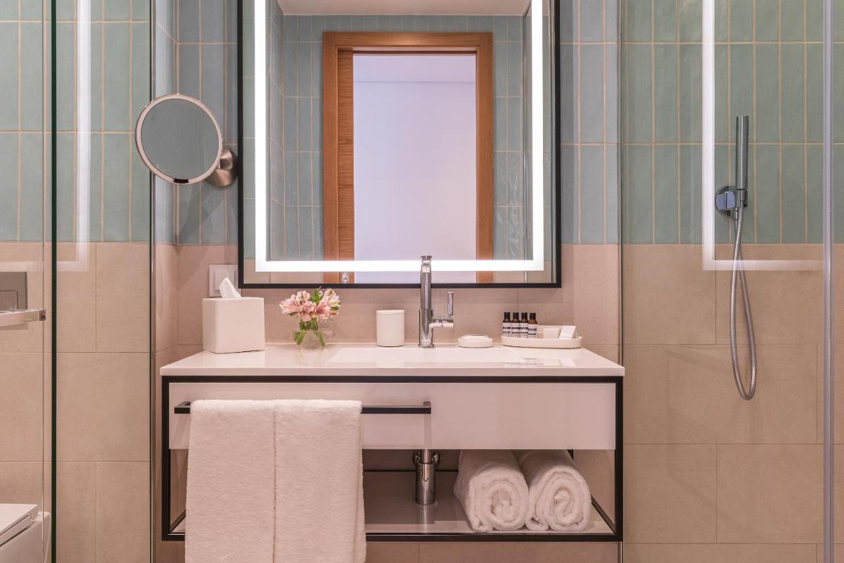 Uma casa de banho em Hyatt Regency Lisbon