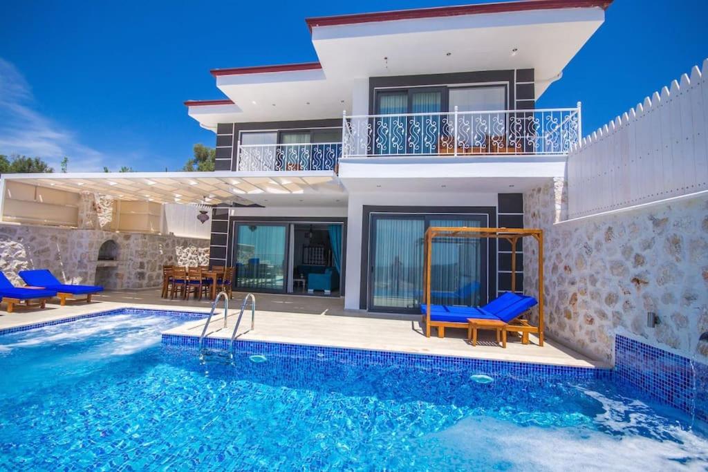 Villa Adel - Housity