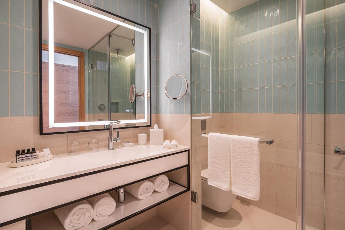 Uma casa de banho em Hyatt Regency Lisbon