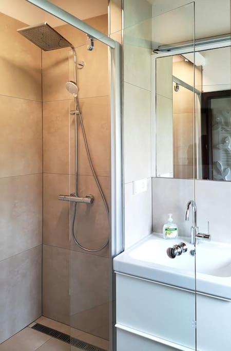 Ferienhaus LENA im Sauerland direkt am Hennesee - Housity