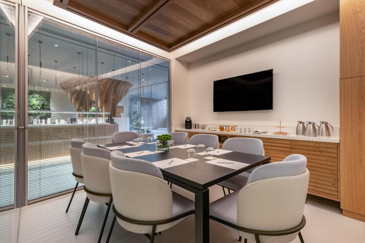 Uma televisão e/ou sistema de entretenimento em Hyatt Regency Lisbon