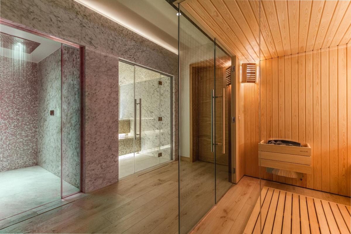 um banheiro com chuveiro e porta de vidro em Hyatt Regency Lisbon em Lisboa