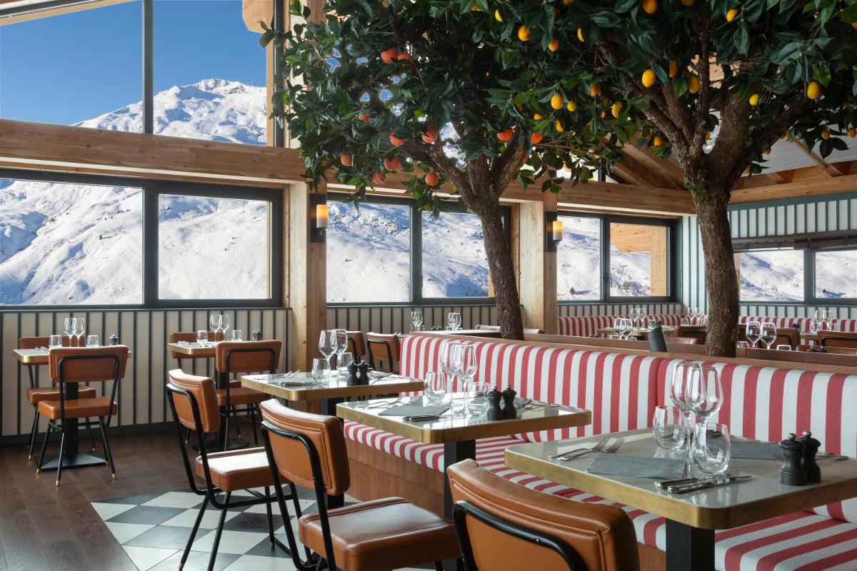 Vue générale sur la montagne ou vue sur la montagne depuis l'hôtel