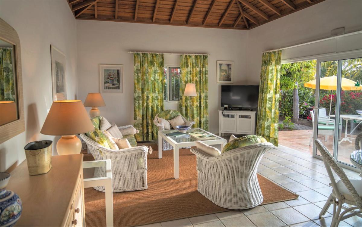Una televisión o centro de entretenimiento en La Palma Jardín Resort