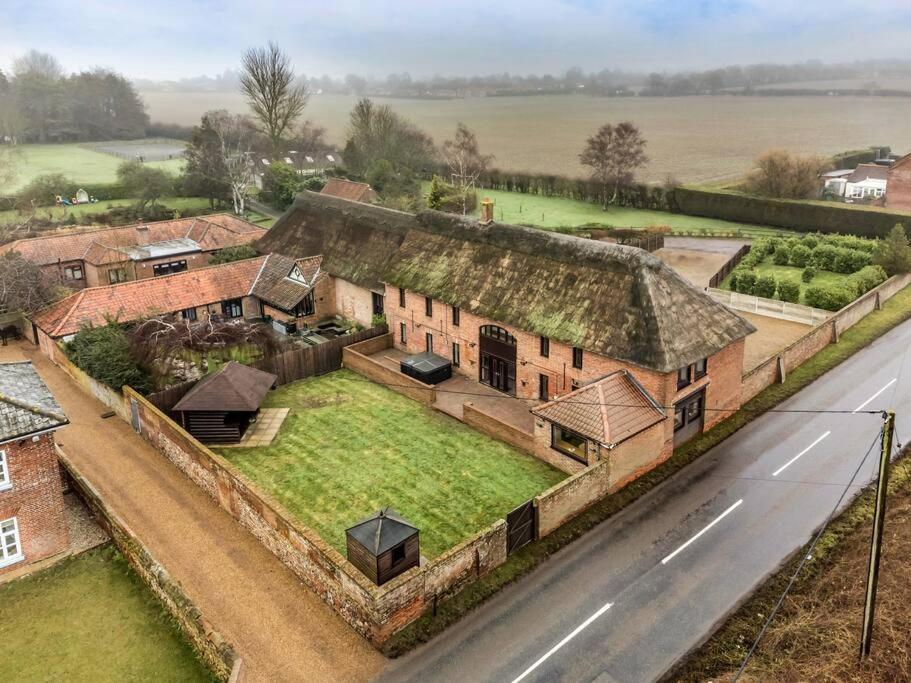 Stunning Barn Conversion - Housity