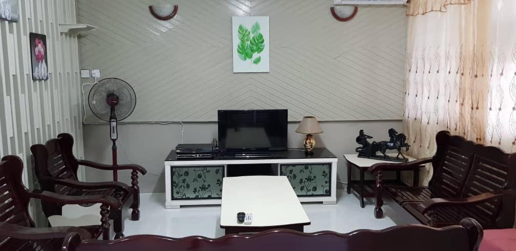 J & I Homestay 2 Person with shared bathroom - Housity