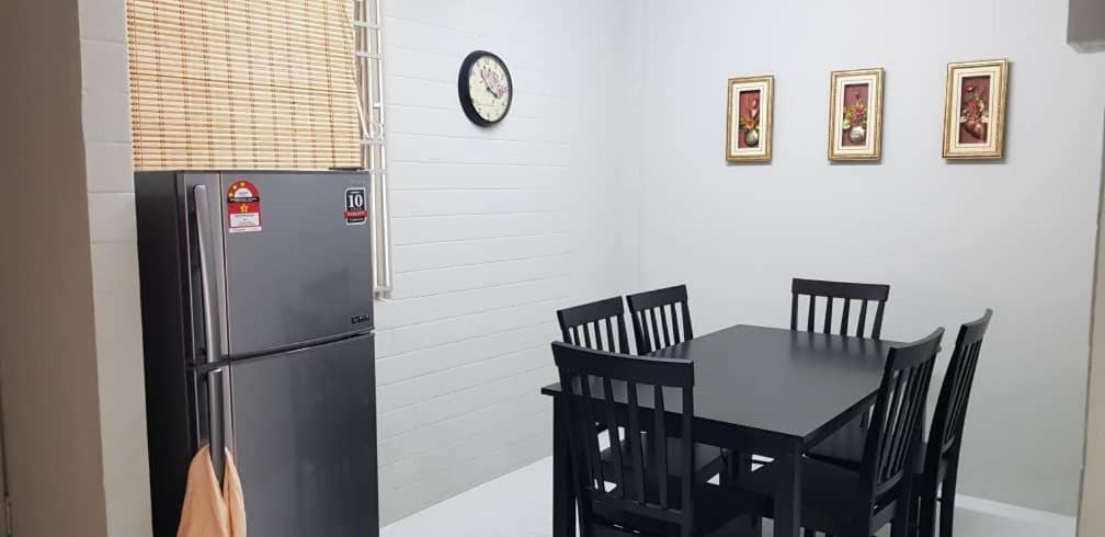 J & I Homestay 2 Person with shared bathroom - Housity