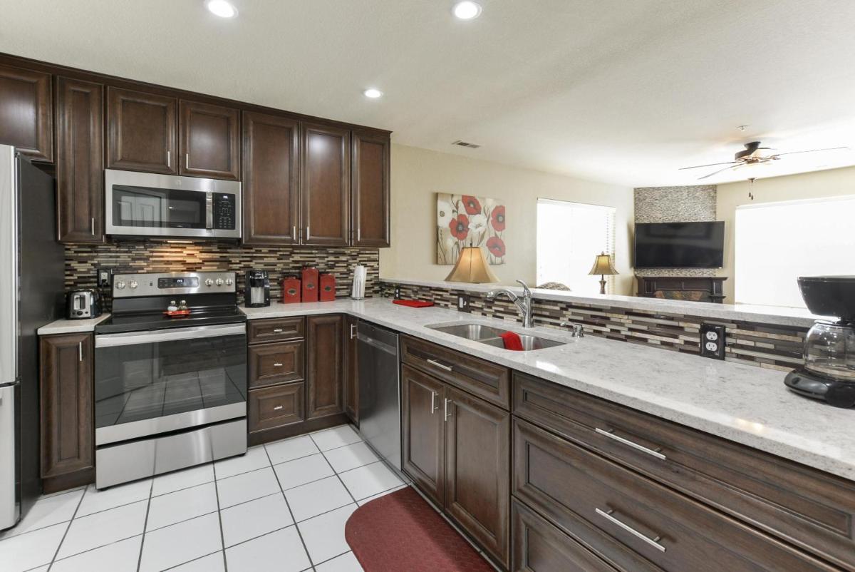Little House On The Fairway- Luxury Golf Condo -updated - 2min Off Strip!! - Housity