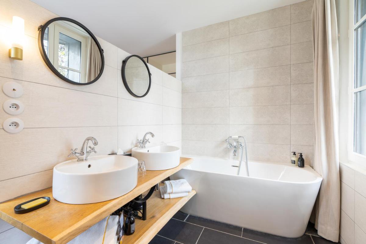 Salle de bains dans l'établissement Les Jardins de Coppélia