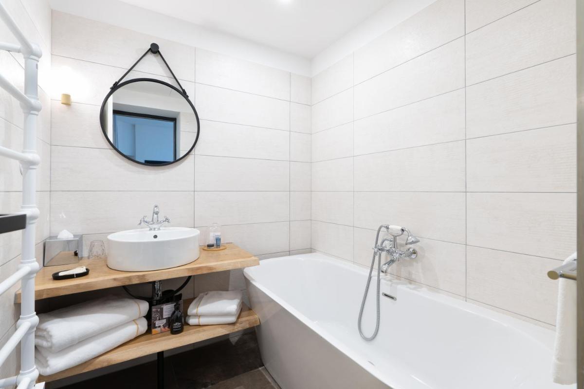 Salle de bains dans l'établissement Les Jardins de Coppélia