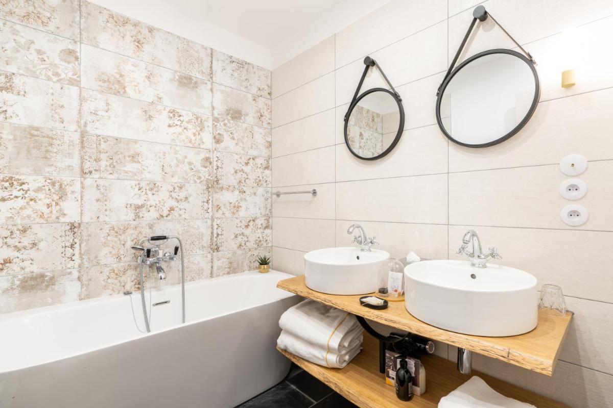 Salle de bains dans l'établissement Les Jardins de Coppélia