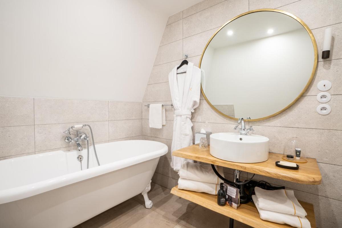 Salle de bains dans l'établissement Les Jardins de Coppélia