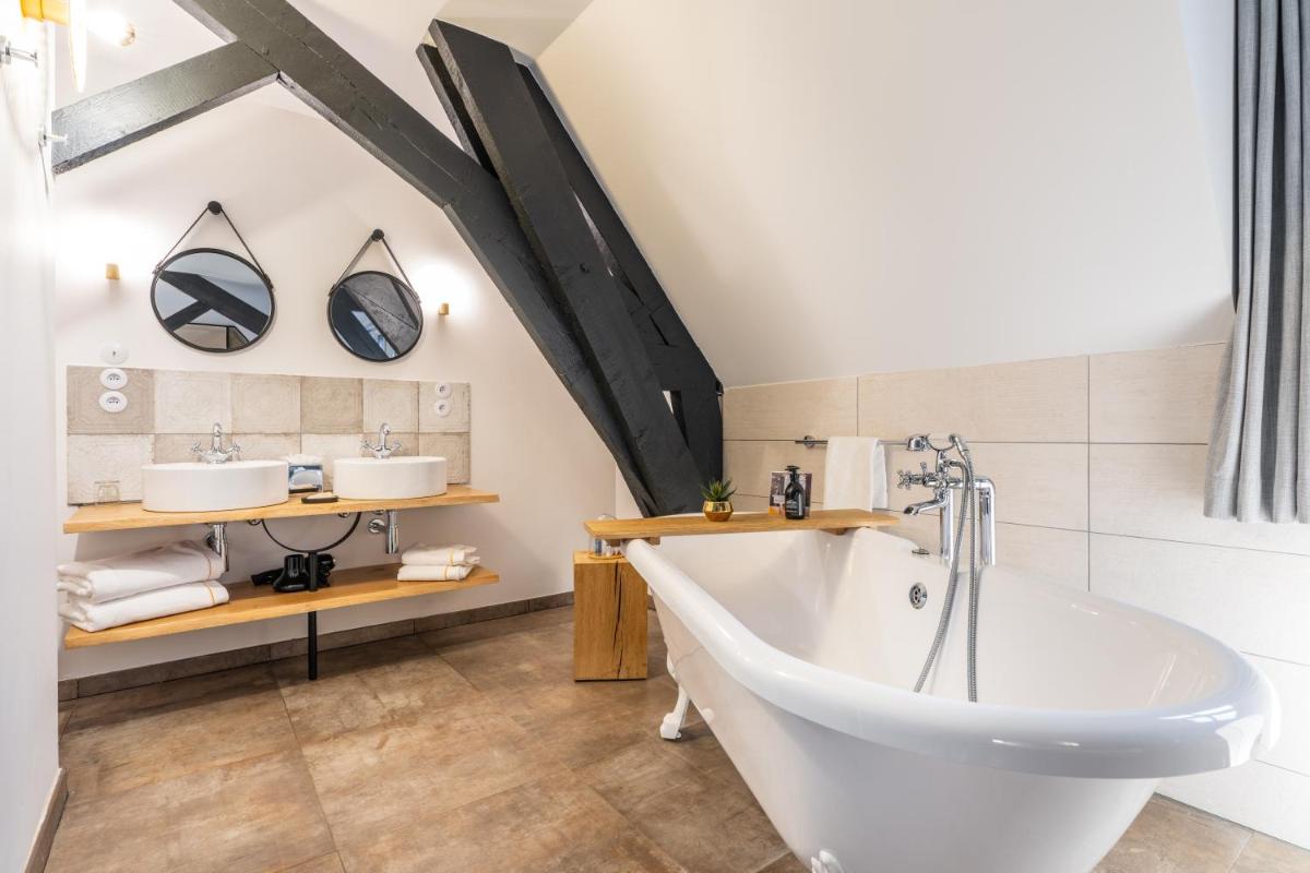 Salle de bains dans l'établissement Les Jardins de Coppélia