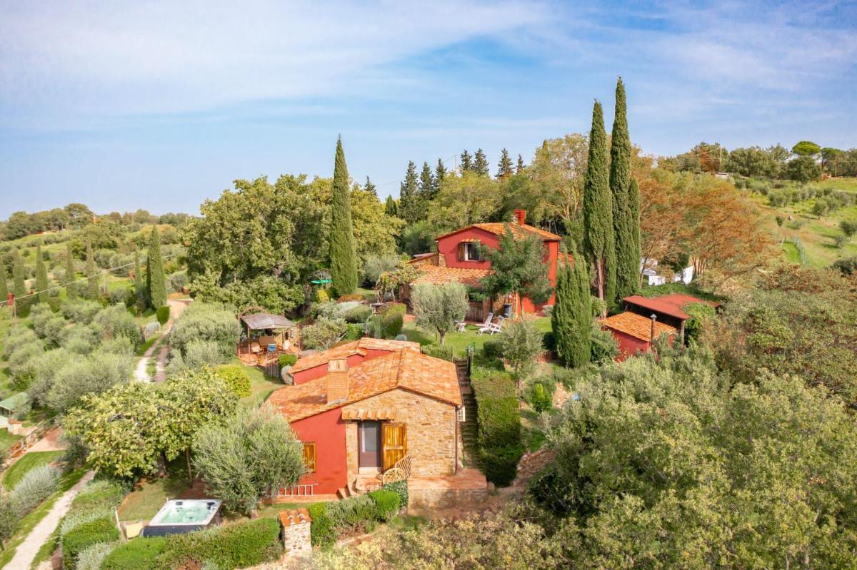 PODERE TORRICELLE 69B Pancole Gr, seaview infinity pool, jacuzzi and sauna, exclusive villa for 4 and independent extra suite for 2 in main villa with private ensuite bathroom, kitchenette, dining area for 6 with barbeque in exclusive private garden - Housity