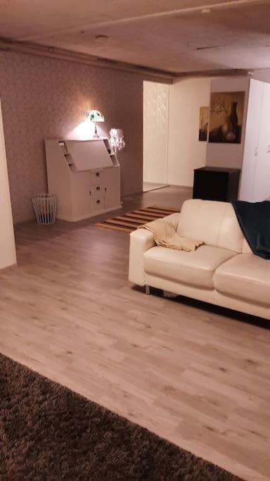 Huoneisto noin 55m2 perusvarustein. - Housity