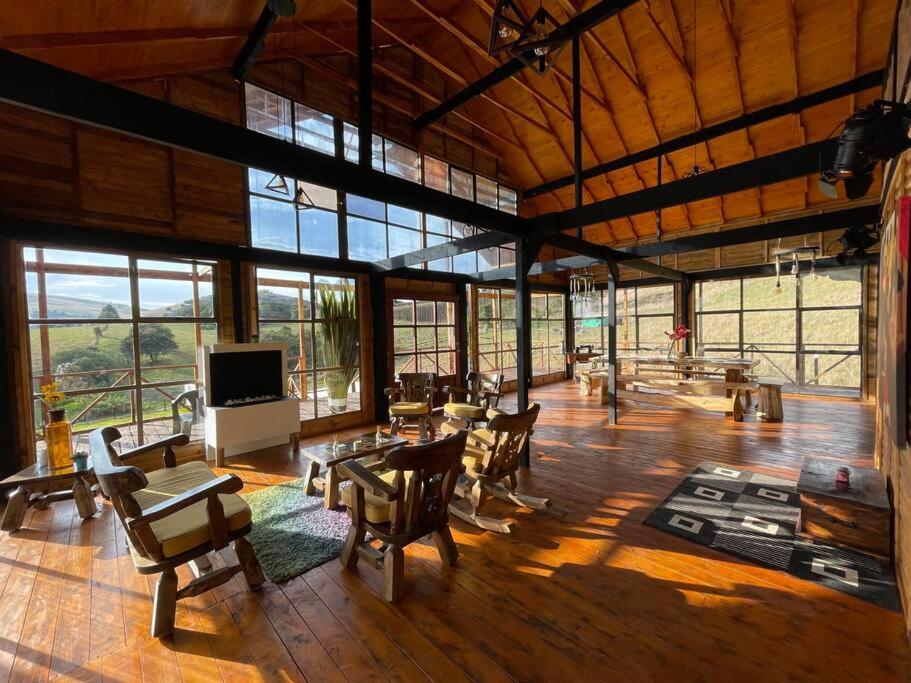 Cabaña/Chalet de madera con chimenea junto a las montañas - Housity