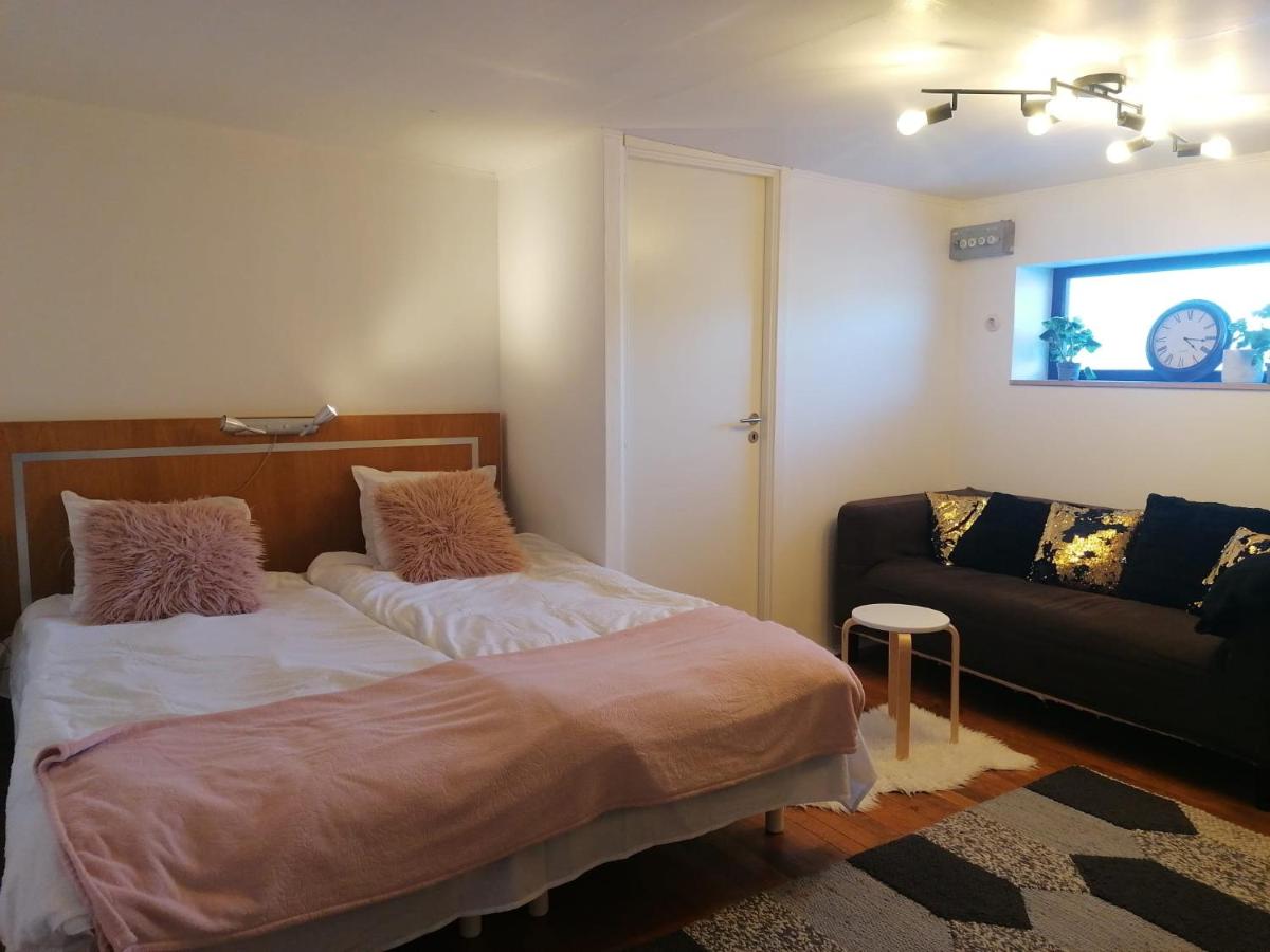 Ett rums lägenhet med egen ingång, parkering - Housity