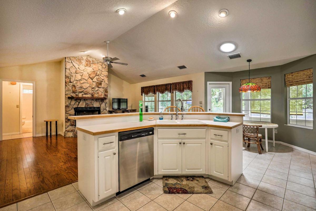 Charming Waldo Getaway Near Lake Santa Fe! - Housity