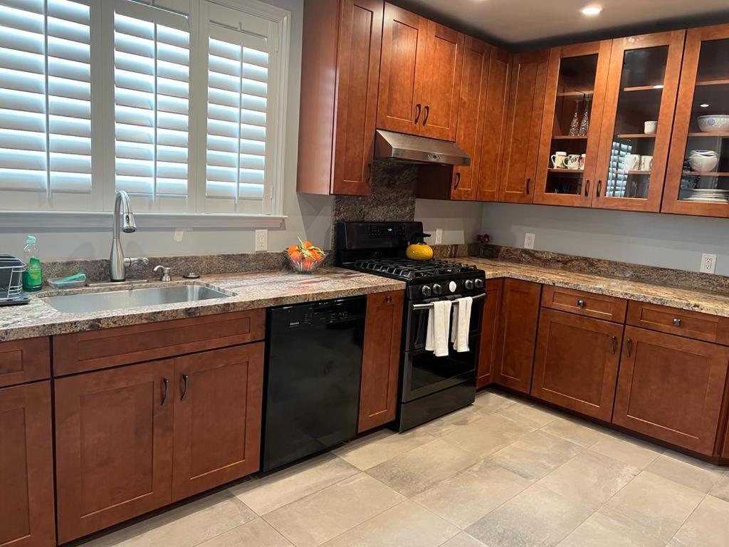 Cozy Affordable Private Rooms near Grand Ave Miller - Housity