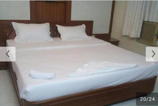 Suitetrails - Super Luxury Home stay Room in Apartment S B Road near Symbiosis college pune