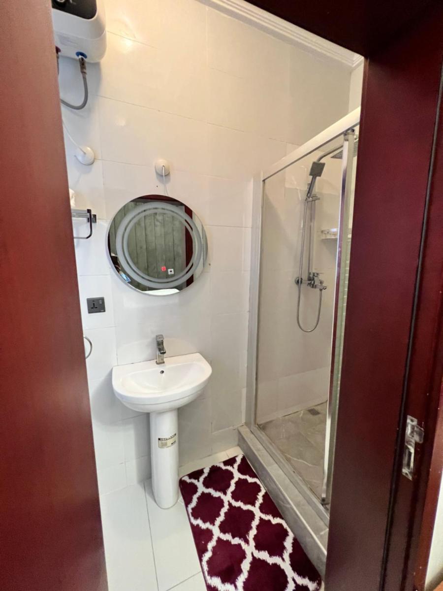 Well secured 2 bedroom all en-suite apartment in Lekki Phase 1 - Housity