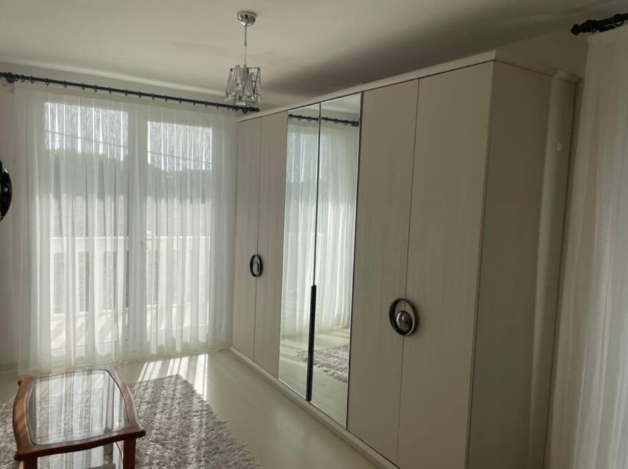 Yeşillikler içinde deniz kenarında konforlu villa - Housity