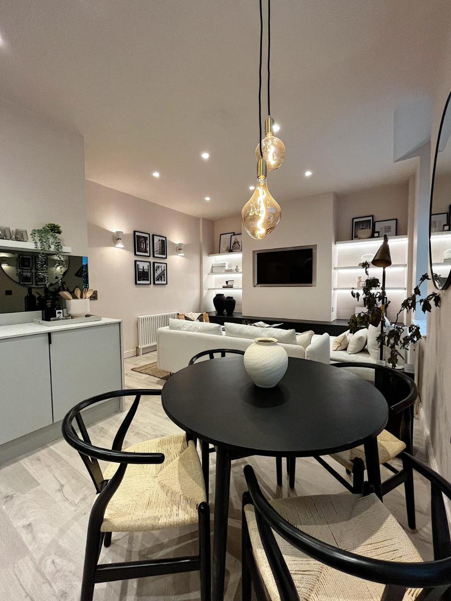 Luxury 2 Bedroom Flat in Central Todmorden - Housity
