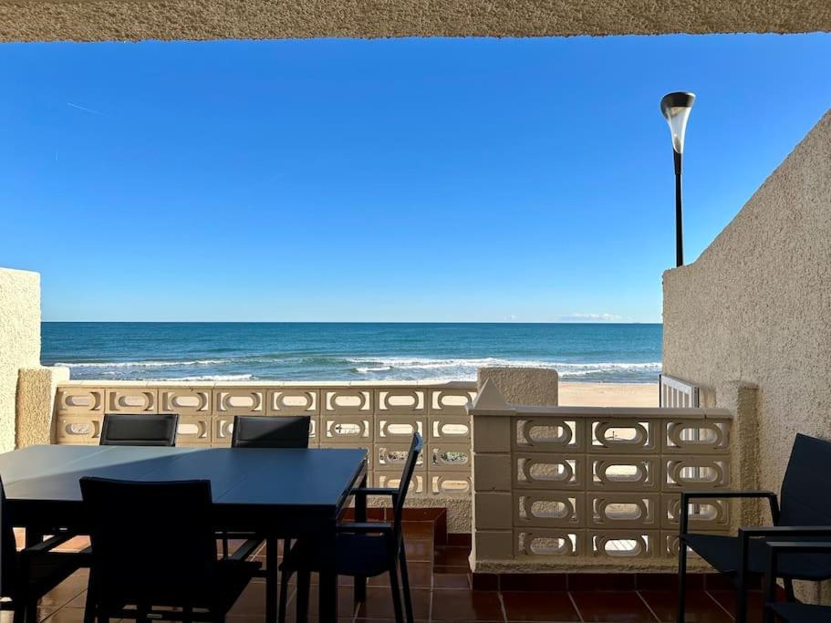 Breathtaking Beachfront House - Housity
