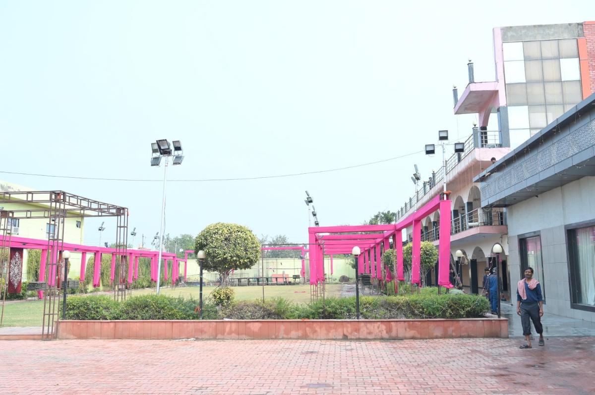 Hotel Mukund Dham-Near Mathura Railway Station - Housity