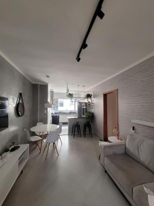 Suitetrails - Apto 1o andar novo 2 Dorm - próximo ao centro