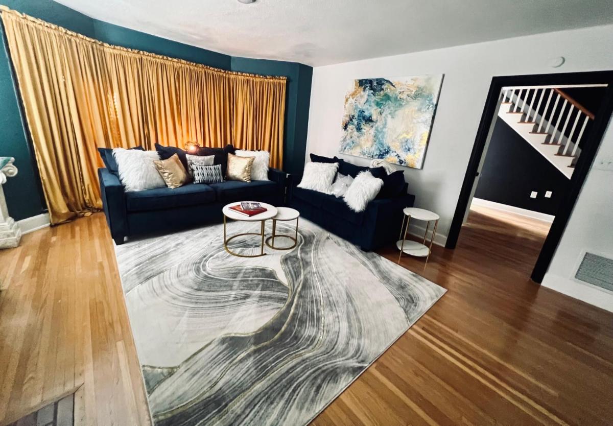 Triple Crown Townhome - Short walk to Oaklawn! - Housity