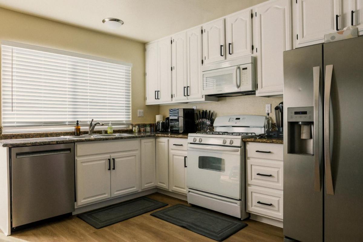 Cozy Family Home - 20 Mins from Disneyland - Housity