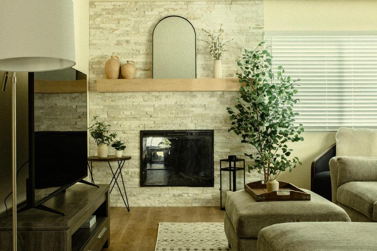 Cozy Family Home - 20 Mins from Disneyland - Housity