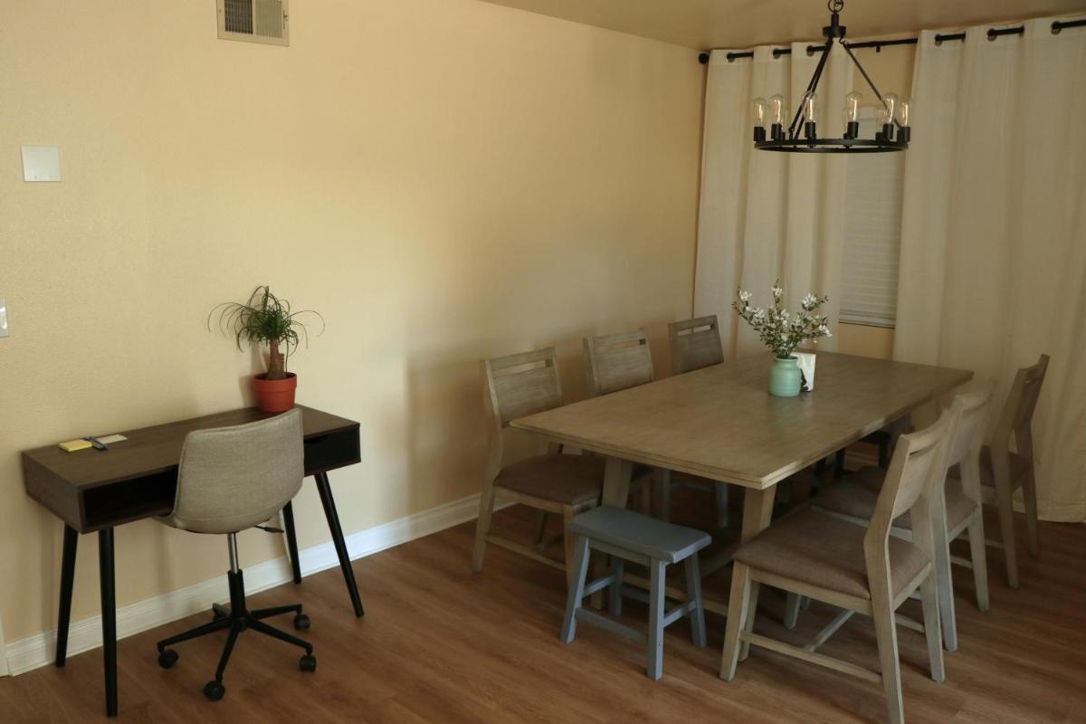 Cozy Family Home - 20 Mins from Disneyland - Housity