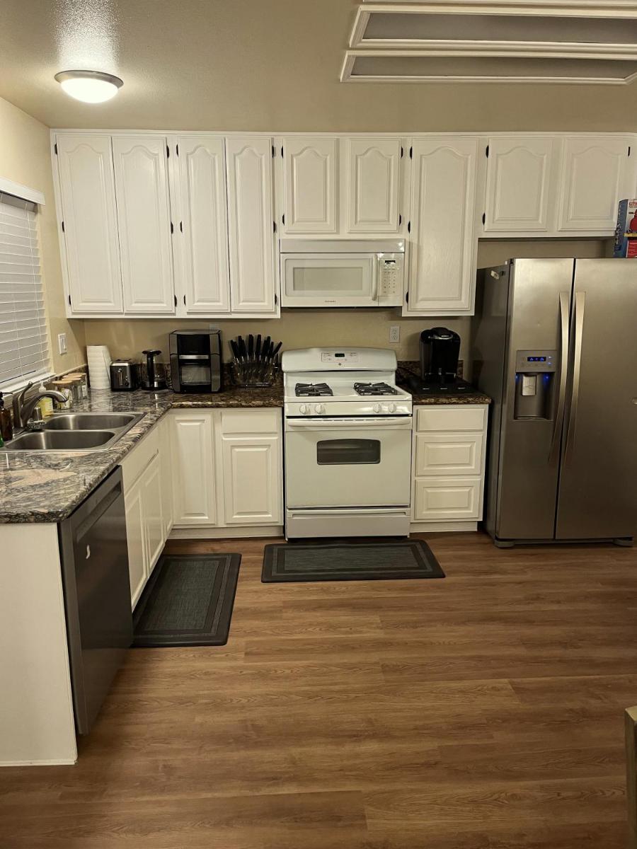 Cozy Family Home - 20 Mins from Disneyland - Housity