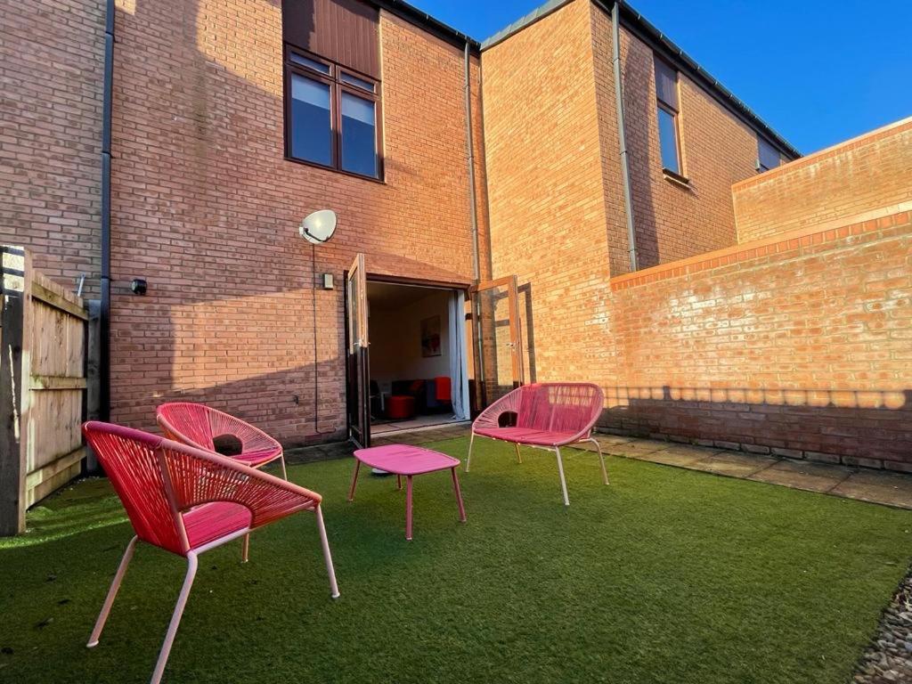 2 Bedroom House with Garden Next to River Tees - Housity