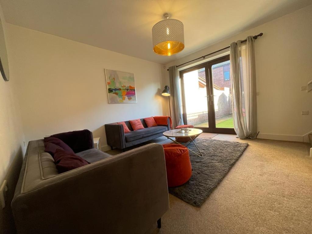 2 Bedroom House with Garden Next to River Tees - Housity