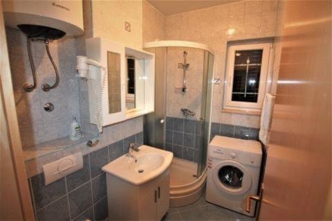 J&B - Beachside Studio Apartment - Housity