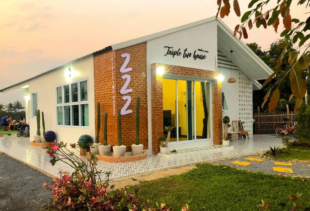TRIPLE TWO HOUSE - Housity