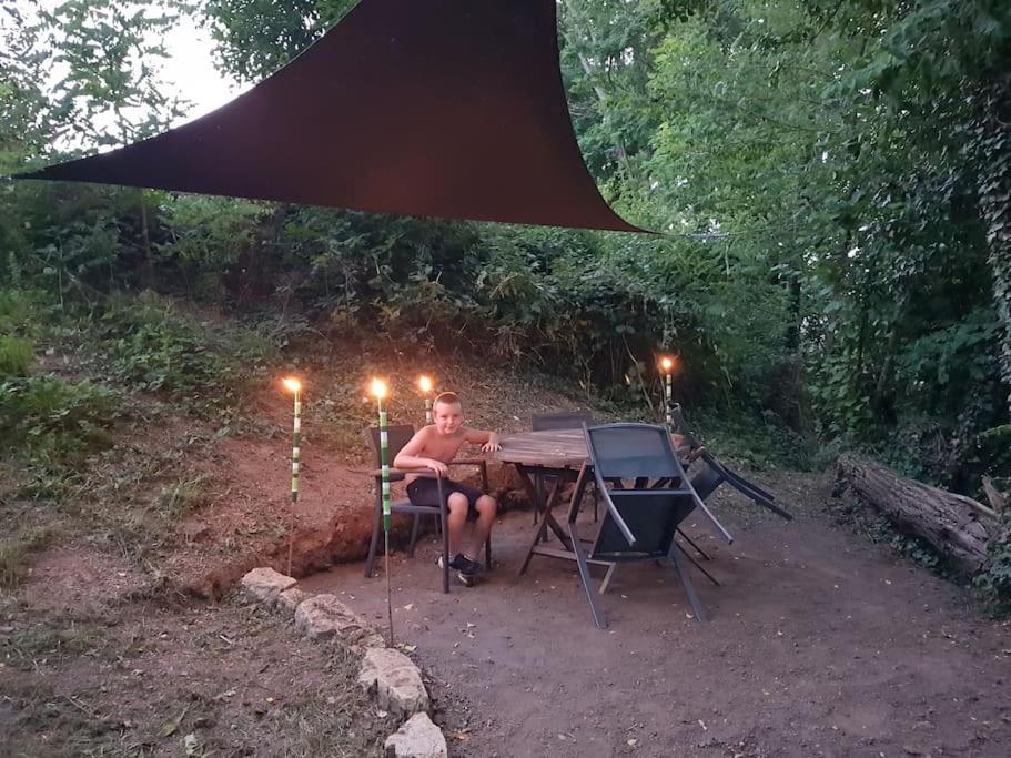 Détente au bord de l'eau . - Housity