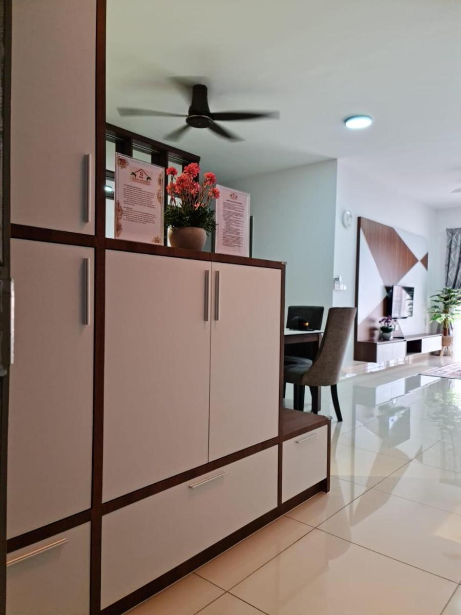RHR Deluxe GuestHouse Kinarut Papar Sabah - Pool View - Housity