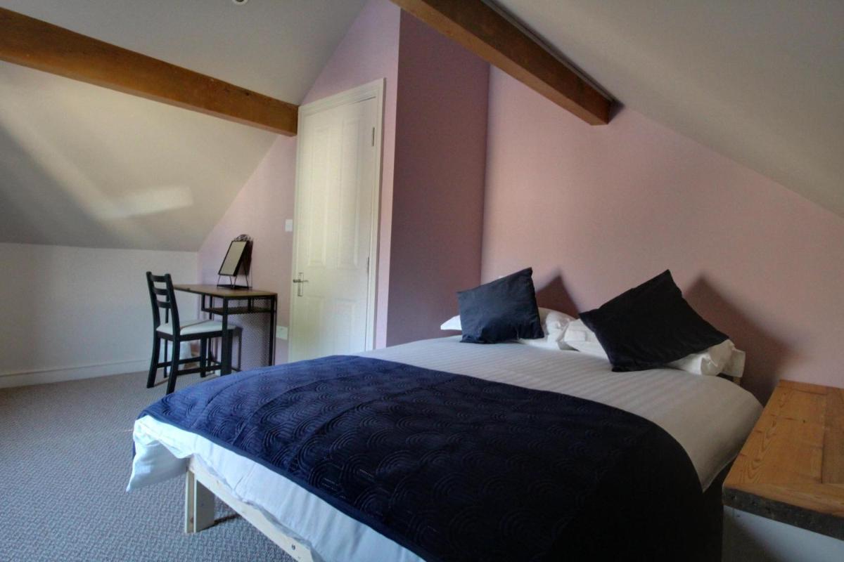 Spacious 4 Double Bedroom House in Huddersfield with parking - Housity