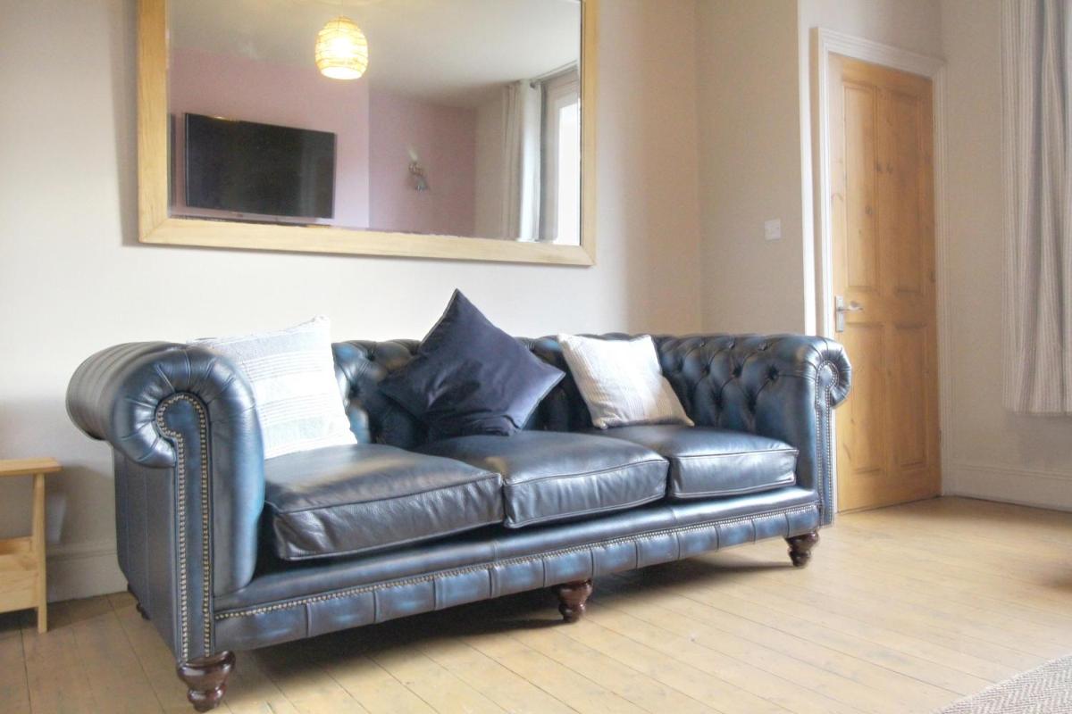 Spacious 4 Double Bedroom House in Huddersfield with parking - Housity