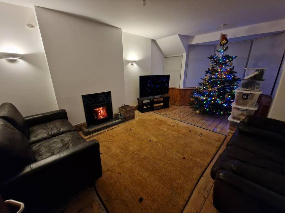 Huge 7 bed hse for large groups close by the beach - Housity