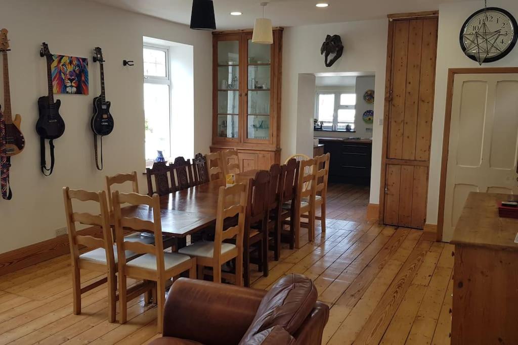 Huge 7 bed hse for large groups close by the beach - Housity