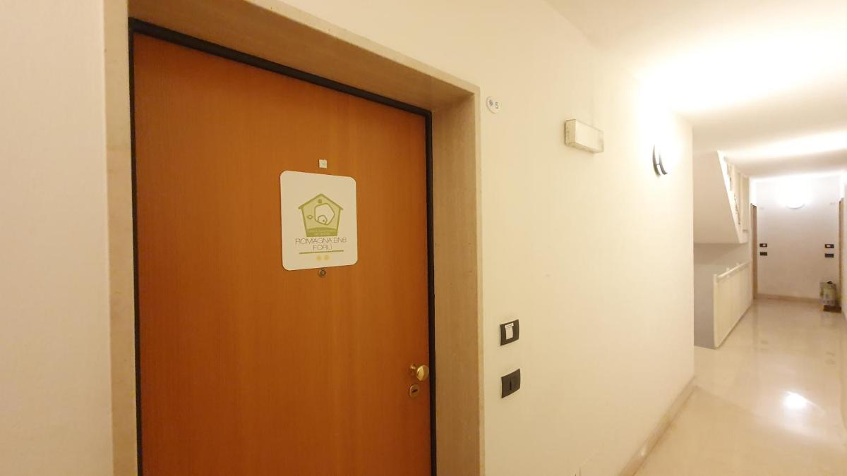 Appartamento Stazione secondo piano con balcone - Housity