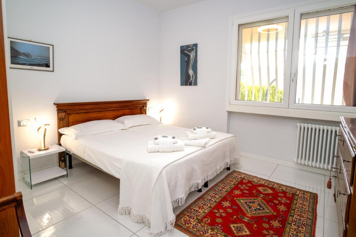 Love Nest with Pool and Lake view - Housity