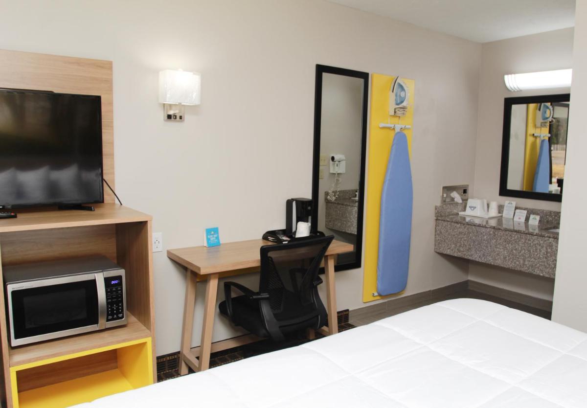 Days Inn by Wyndham Forest - Housity