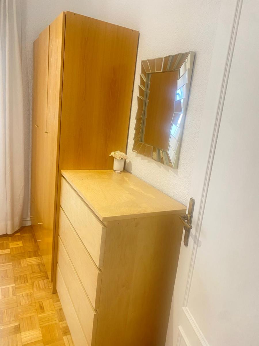 Madrid Room close to Retiro park ONLY for girl - Housity