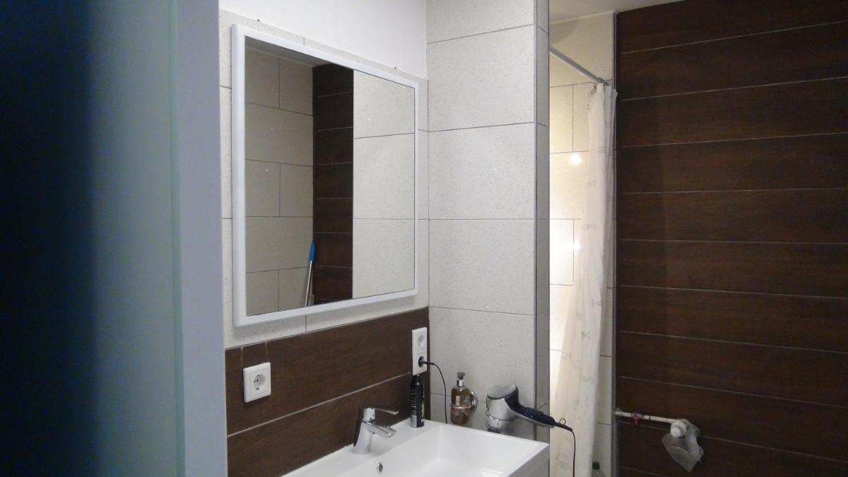 Guestroom with wide view and pool near city side, 2nd guest with extra bed possible - Housity